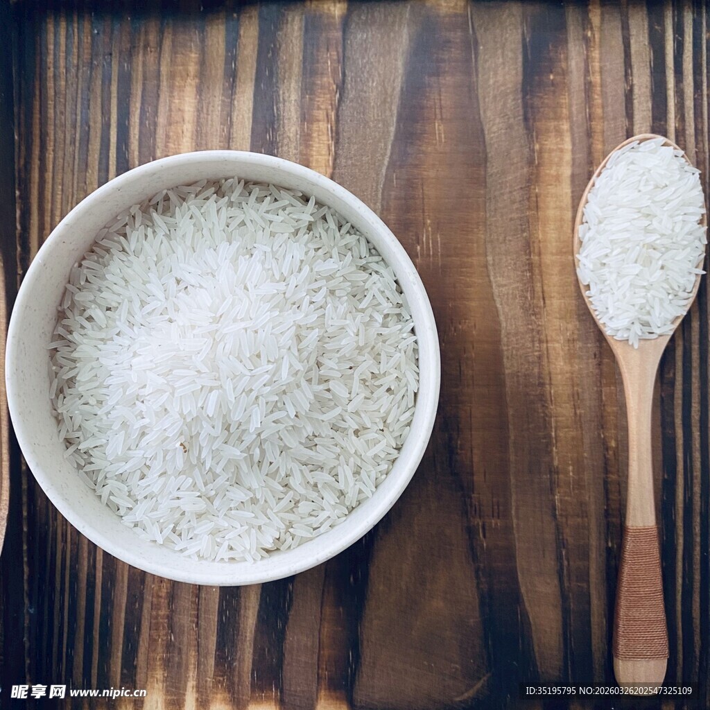 木桌上的一碗米与木勺