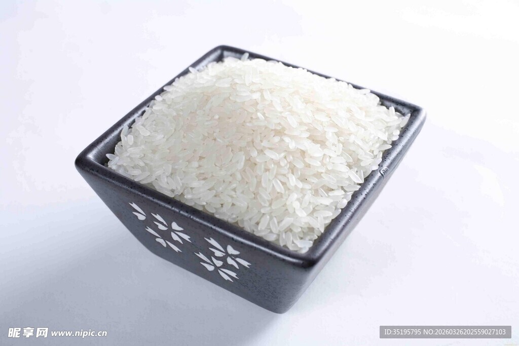 方形容器中的洁白大米
