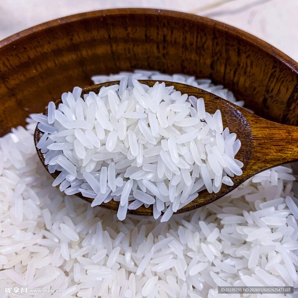 木勺盛着的优质白米