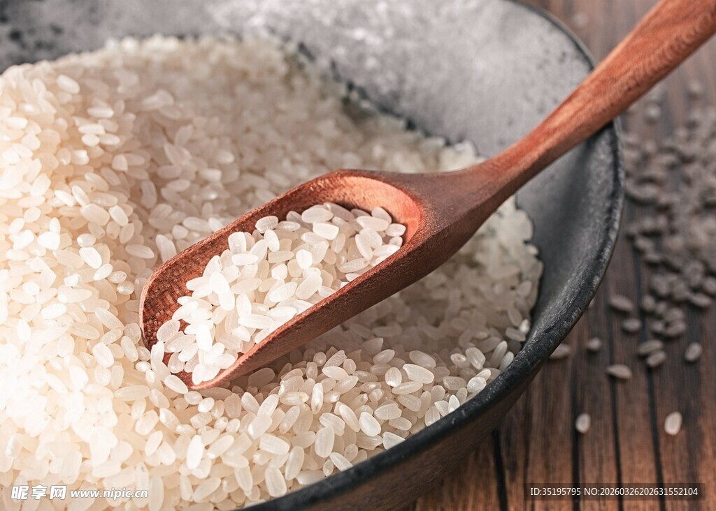 木勺盛着的新鲜白米