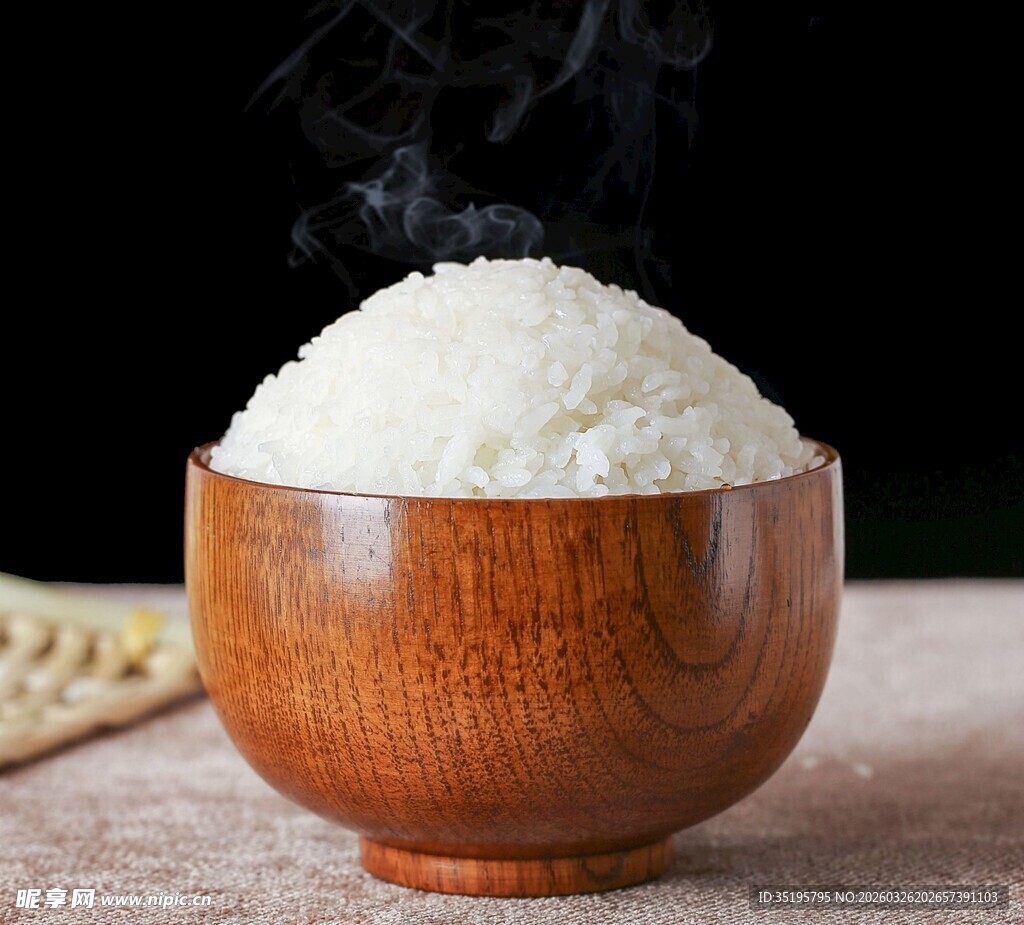 木碗盛着喷香白米饭