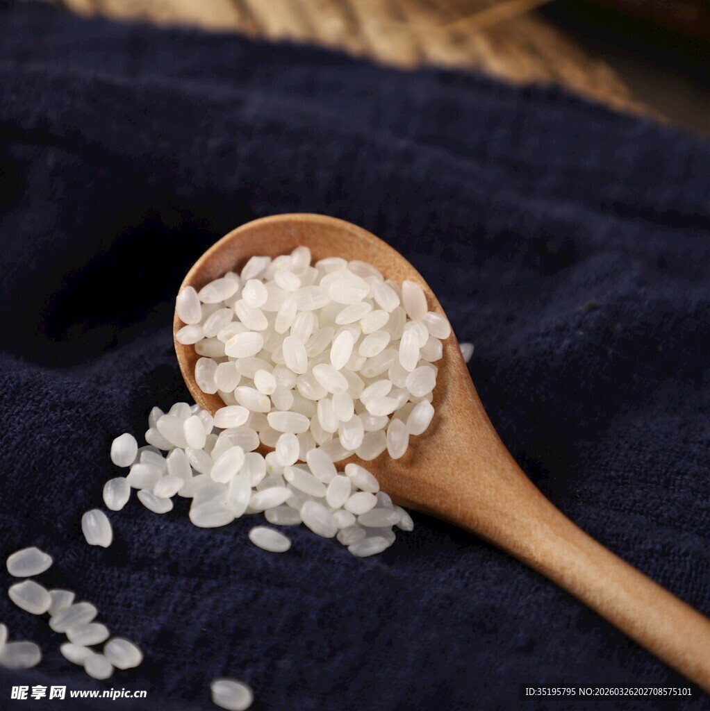 木勺上的晶莹白色大米粒