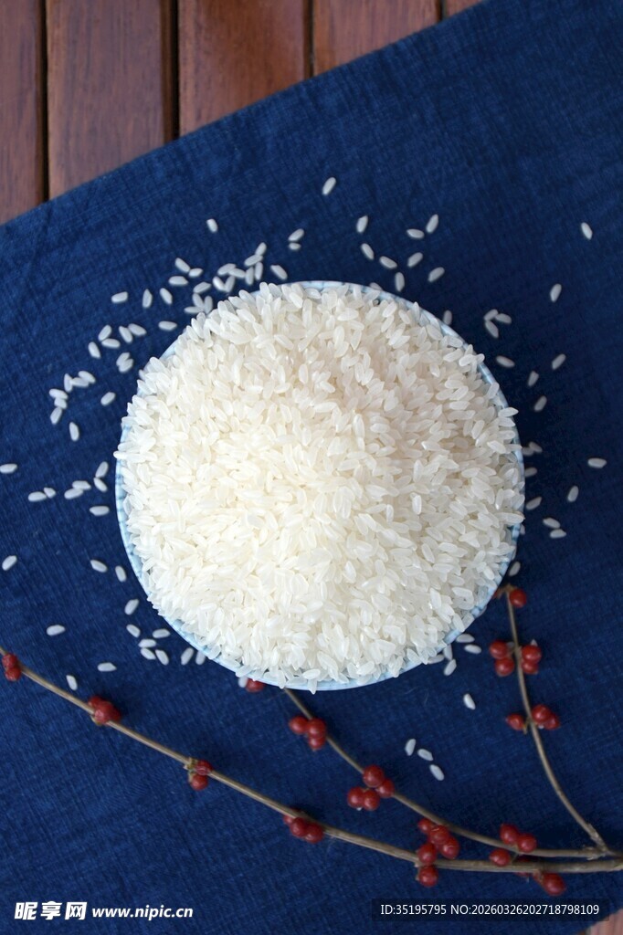白米置于蓝布上的静物图