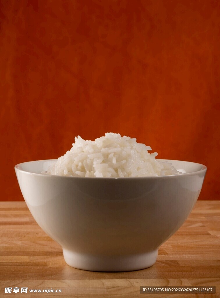 白米饭盛于碗中