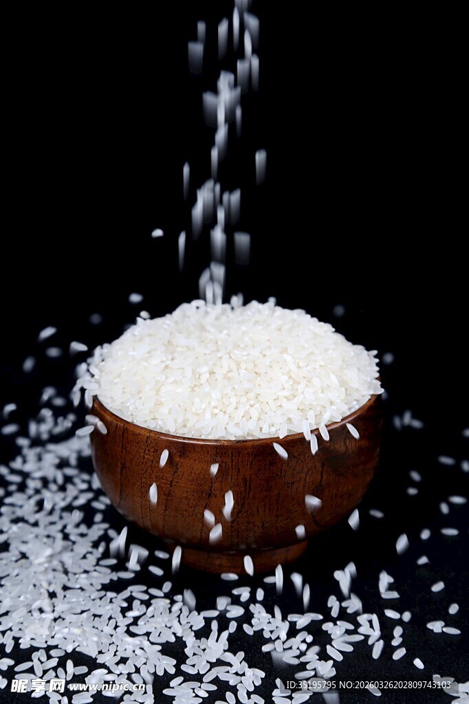 白米洒落于棕碗的瞬间