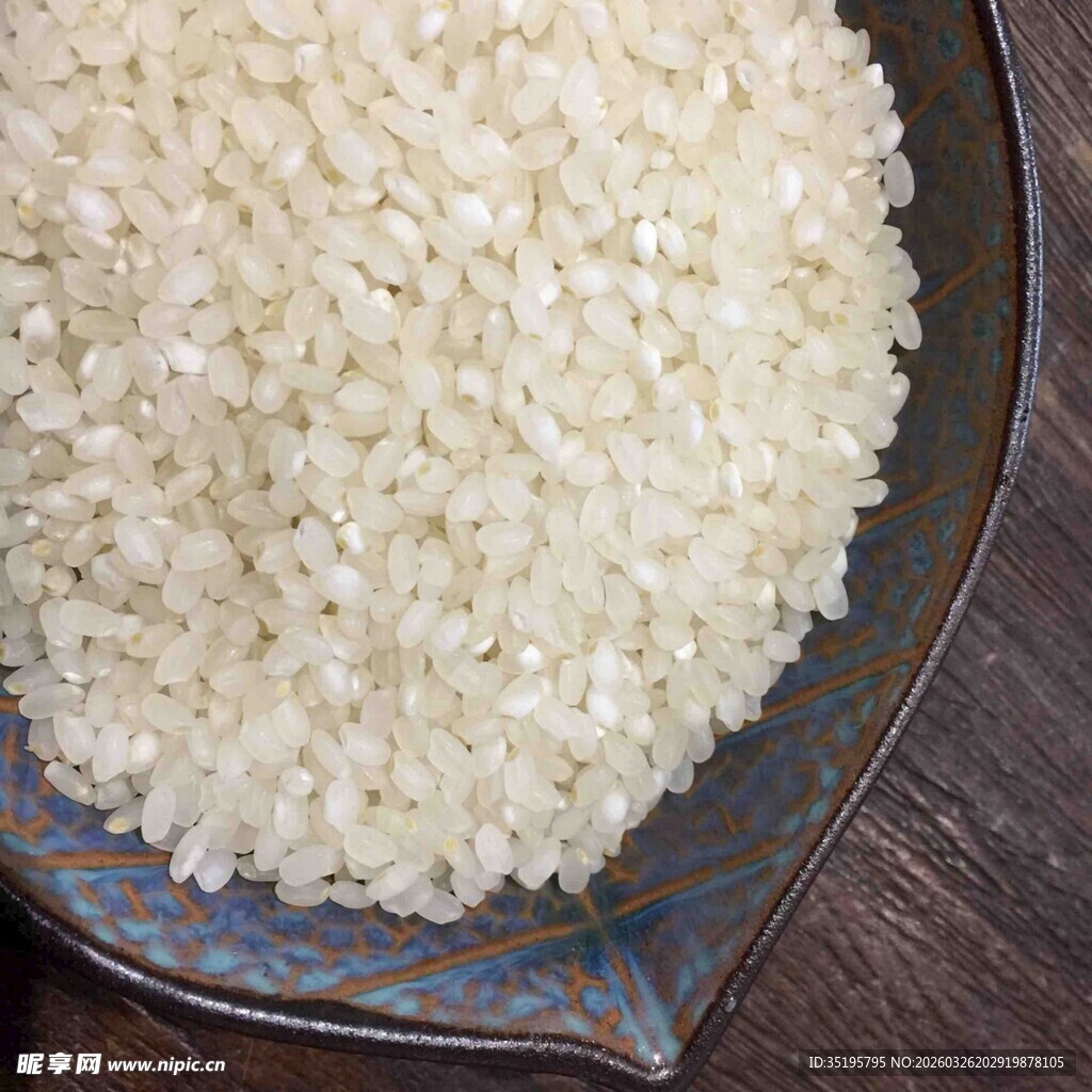 碗中晶莹饱满的优质大米