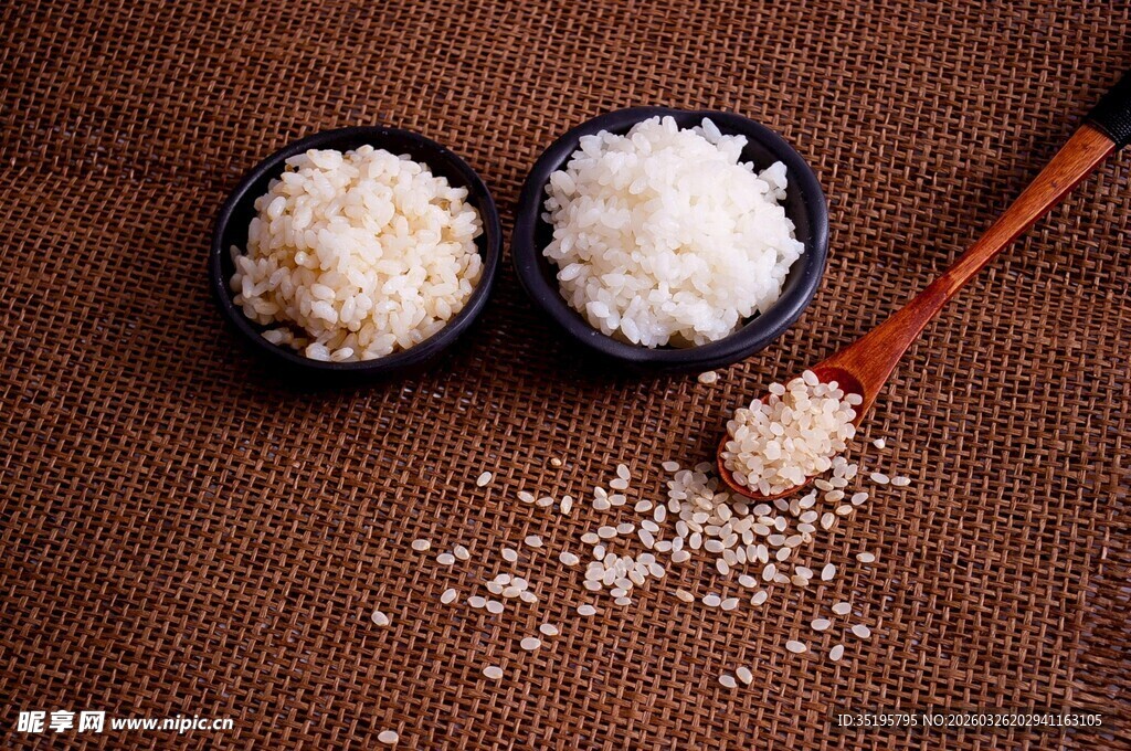 两碗白米与散落米粒