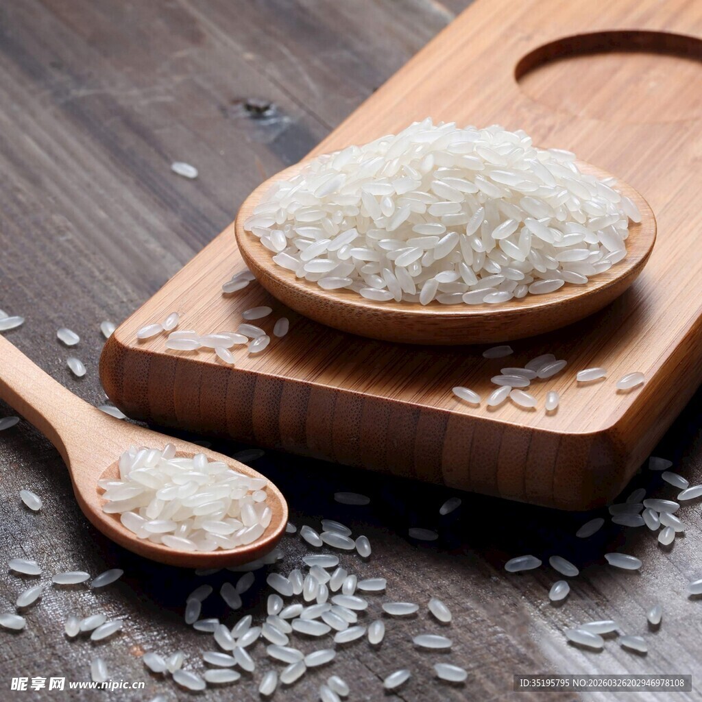 木盘盛着的优质白米