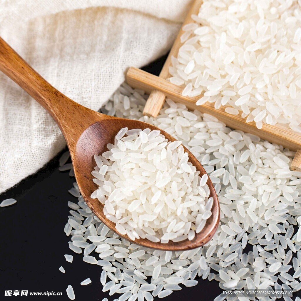 木勺盛着的优质白大米