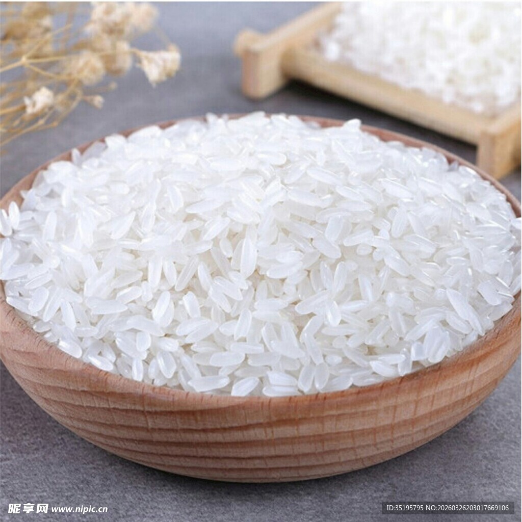 木碗中的优质晶莹大米