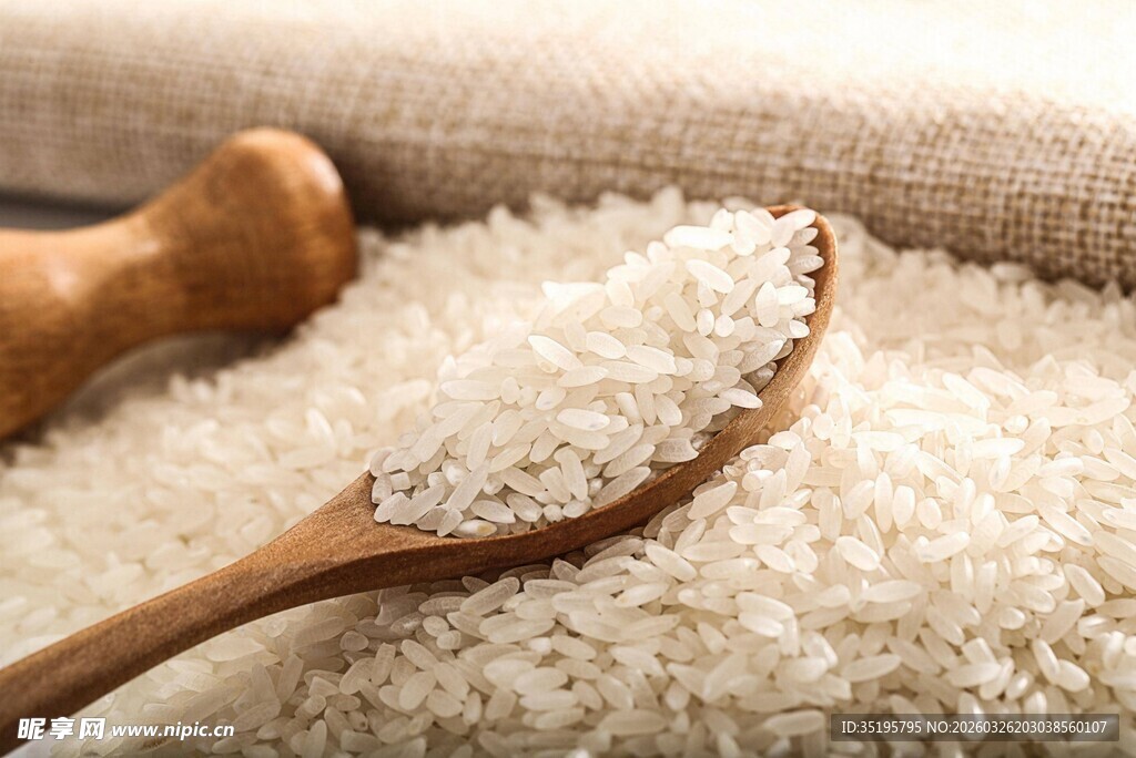 木勺盛着的优质白米