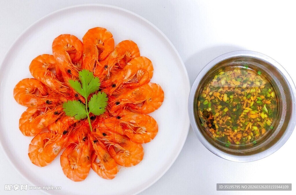 鲜虾摆盘配特色蘸料