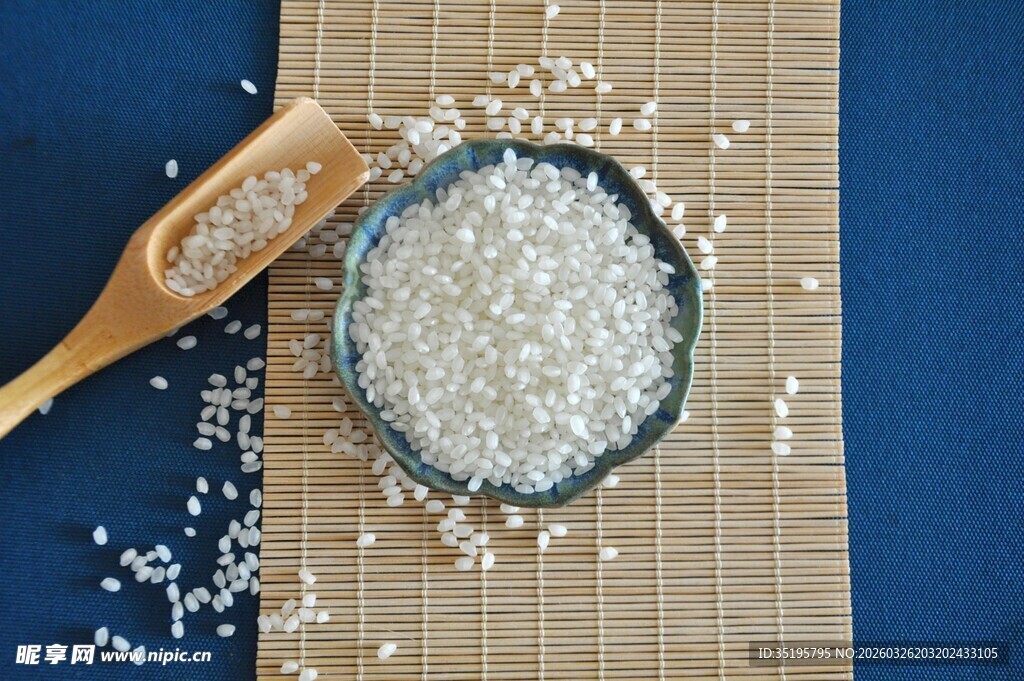 竹席上的白米与木勺