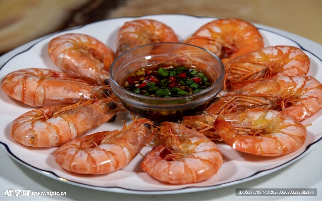 一盘美味鲜虾配蘸料