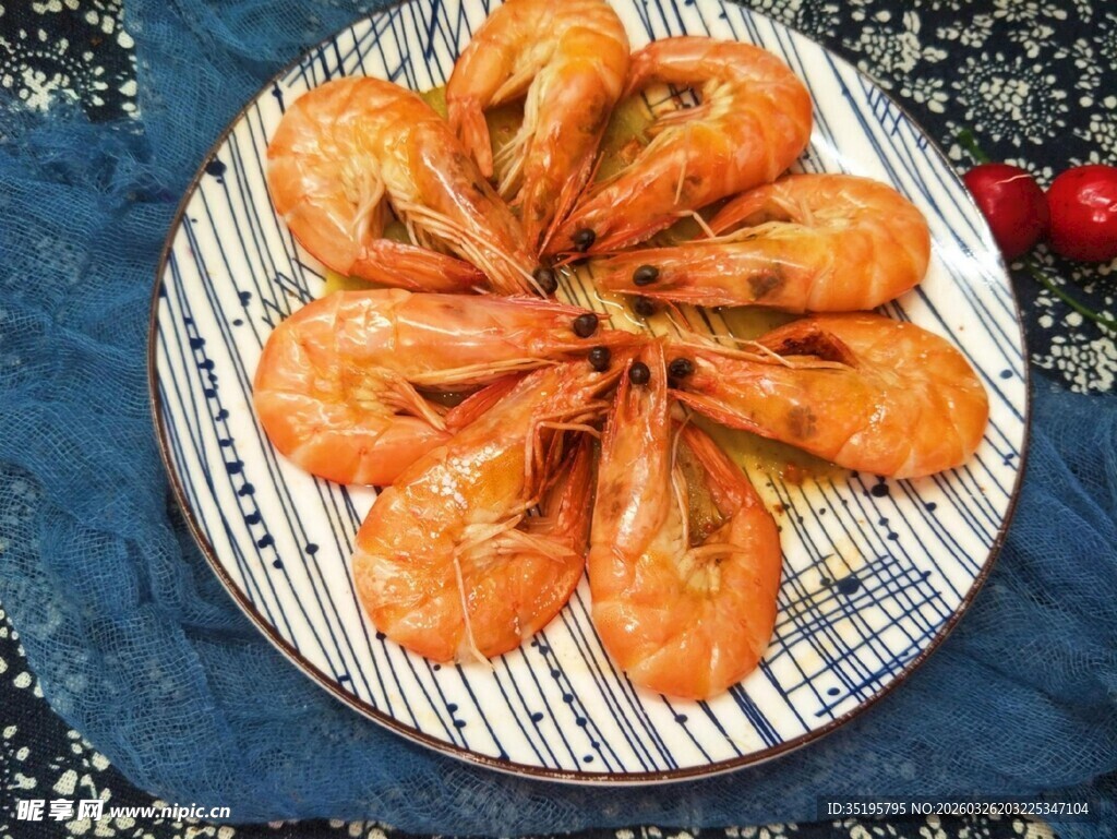 美味烤虾摆放在盘上