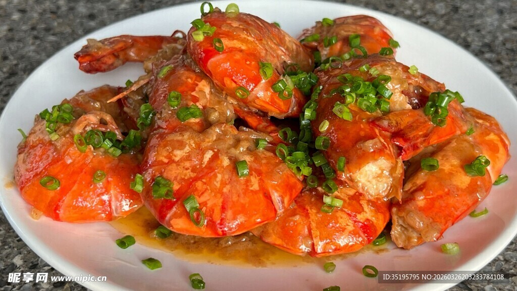 美味蒜蓉大虾摆盘中