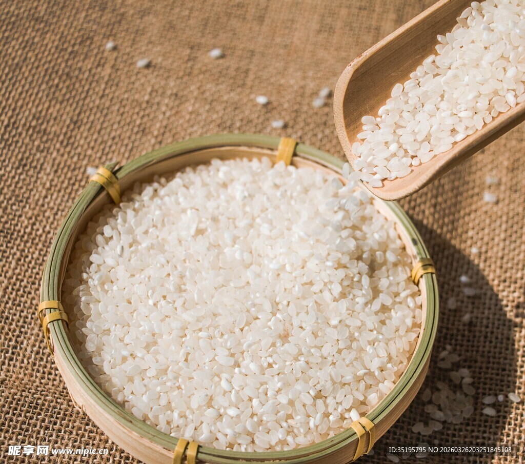 竹篮中的优质晶莹大米