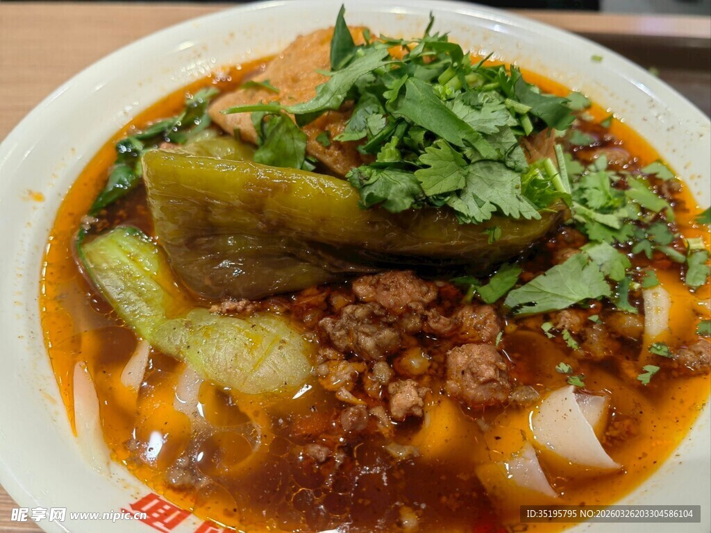 美味肉酱米线配菜丰富