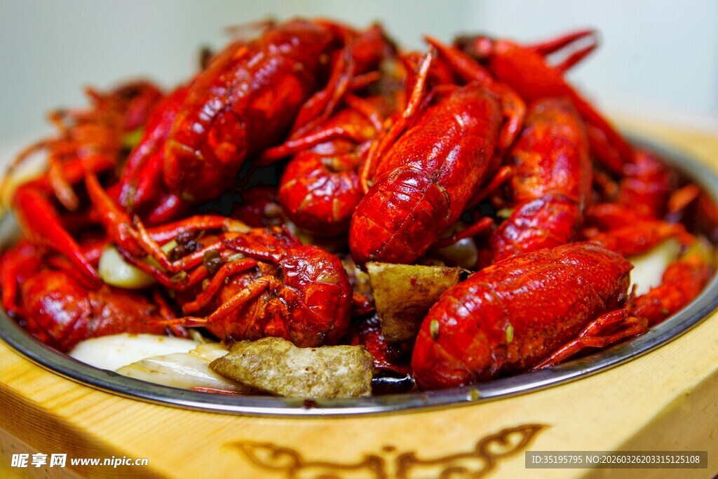 美味小龙虾装盘待享