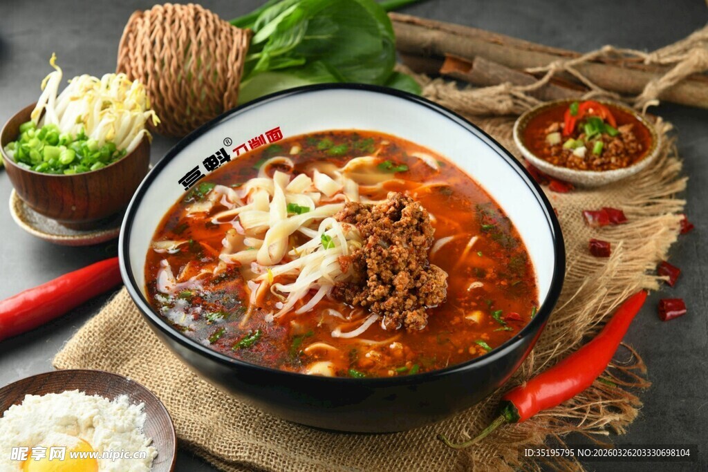 美味牛肉火锅热气腾腾