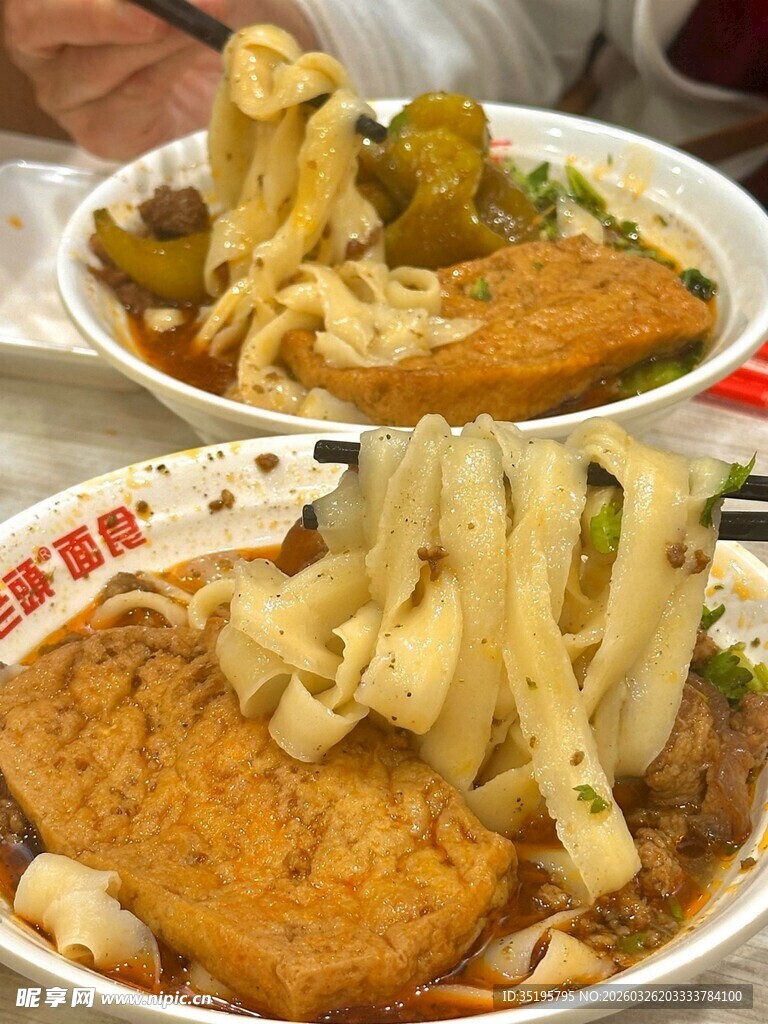 美味中式面食搭配多样食材