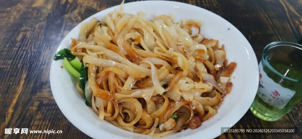 美味炒面配蔬菜