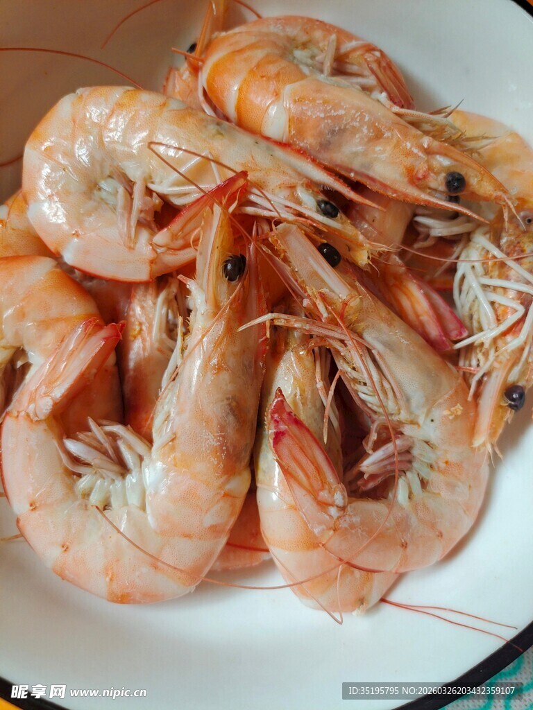 白盘上的新鲜大虾