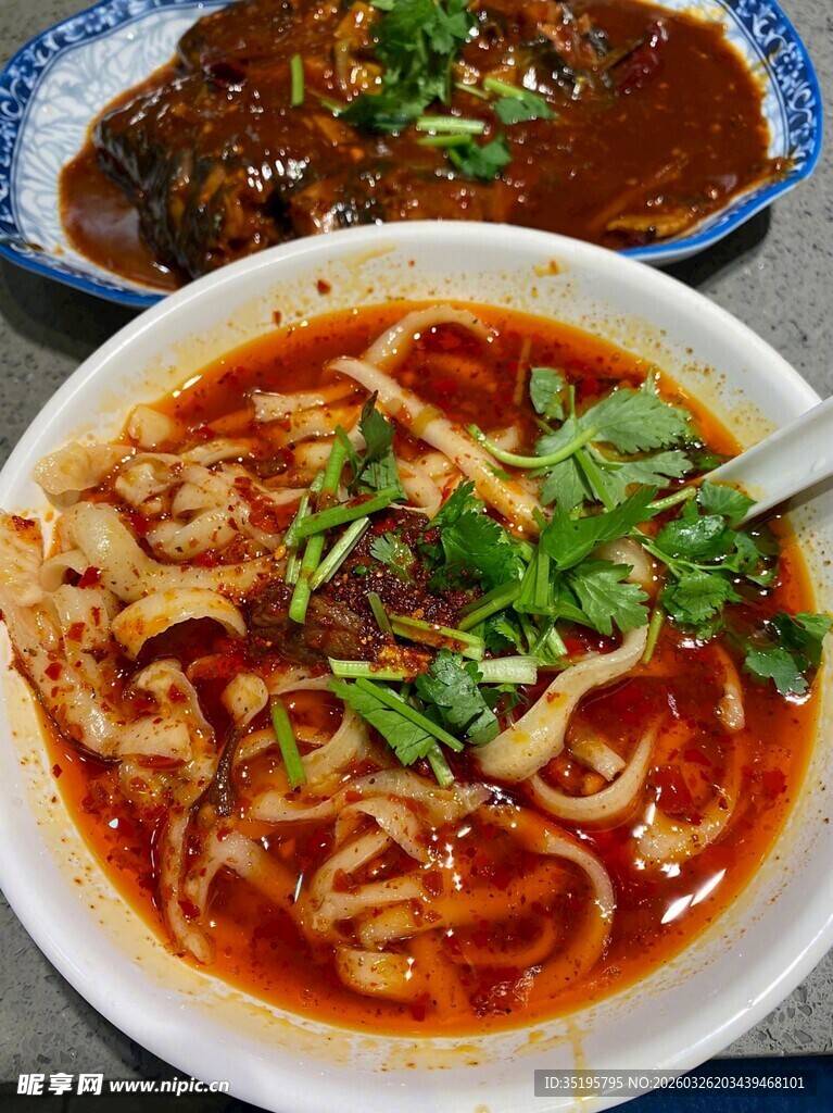 美味红油面条与卤味