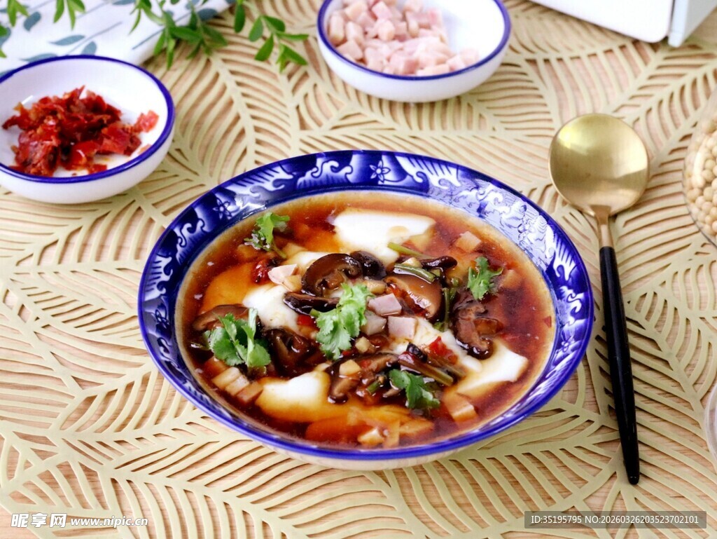 美味豆腐脑配多样小菜