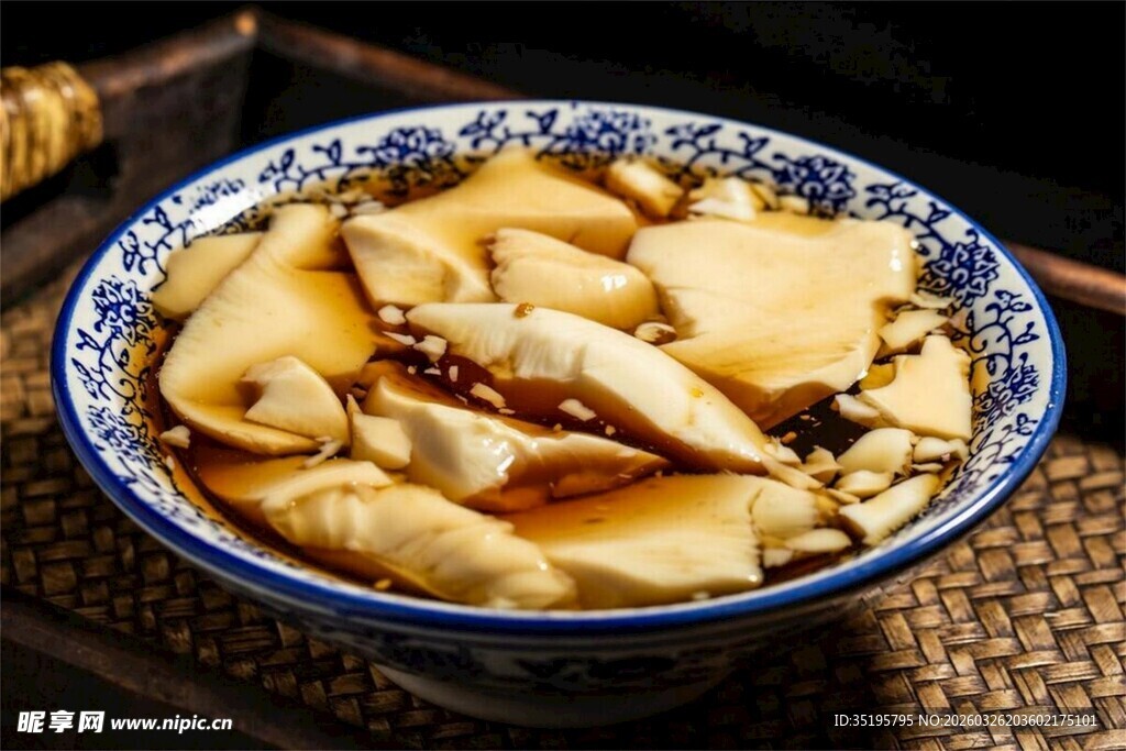 青花瓷碗中的美味杏鲍菇