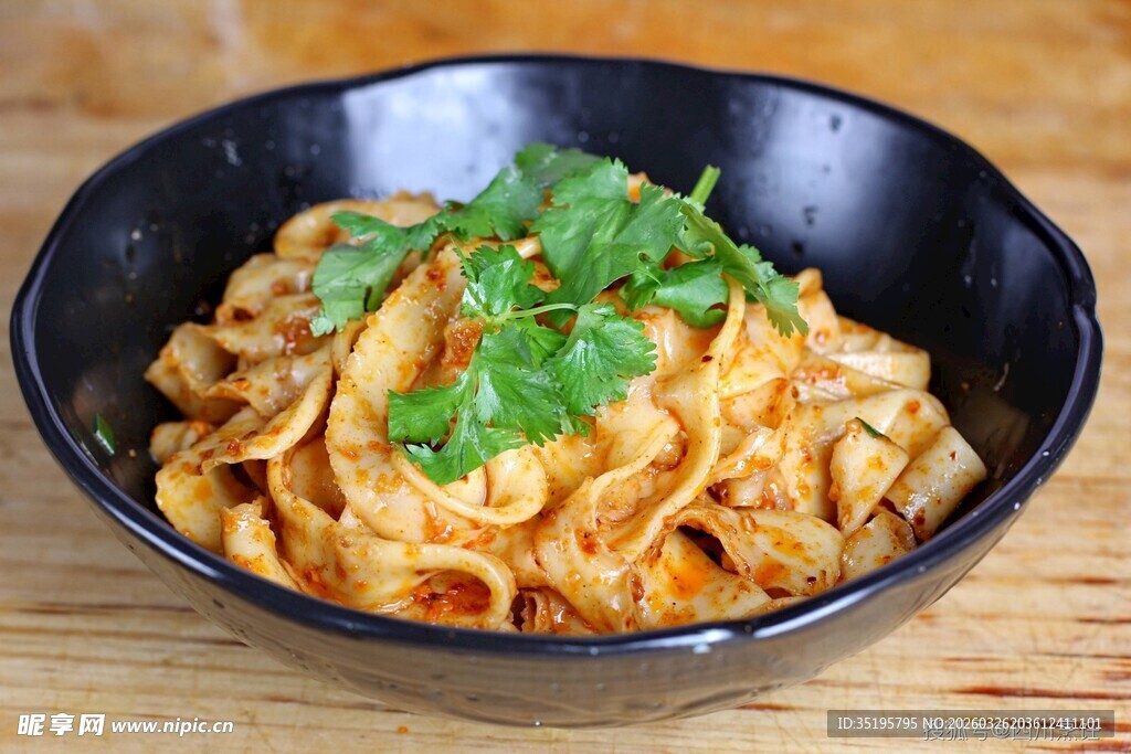 美味拌面点缀翠绿香菜