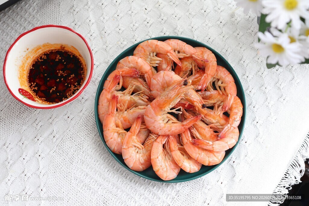 美味鲜虾摆盘配蘸料
