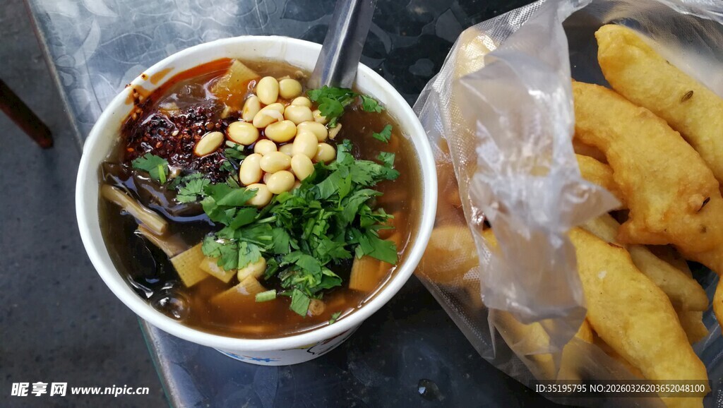 酸辣粉配炸物美味组合