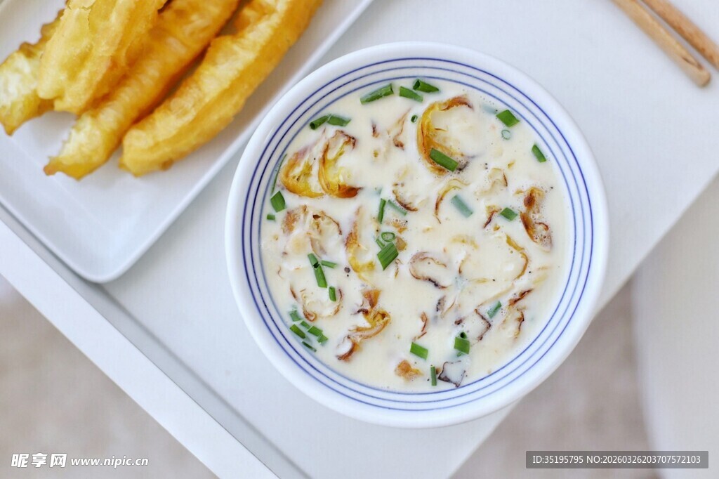 美味馄饨配金黄薯条