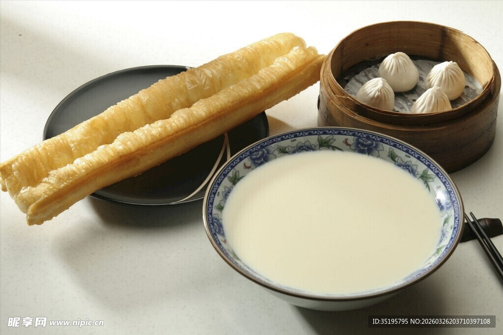 中式早餐组合豆浆油条包子