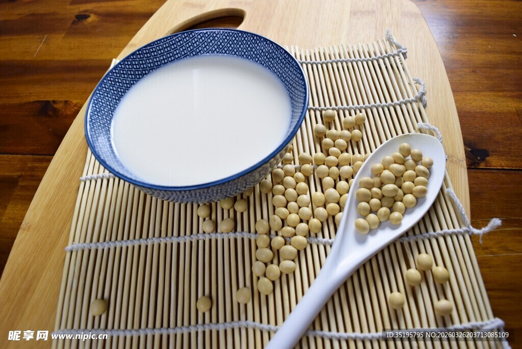 一碗豆浆与散落的黄豆