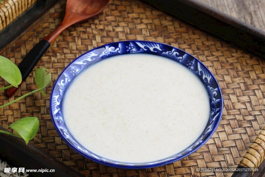 青花瓷碗中的香醇米浆