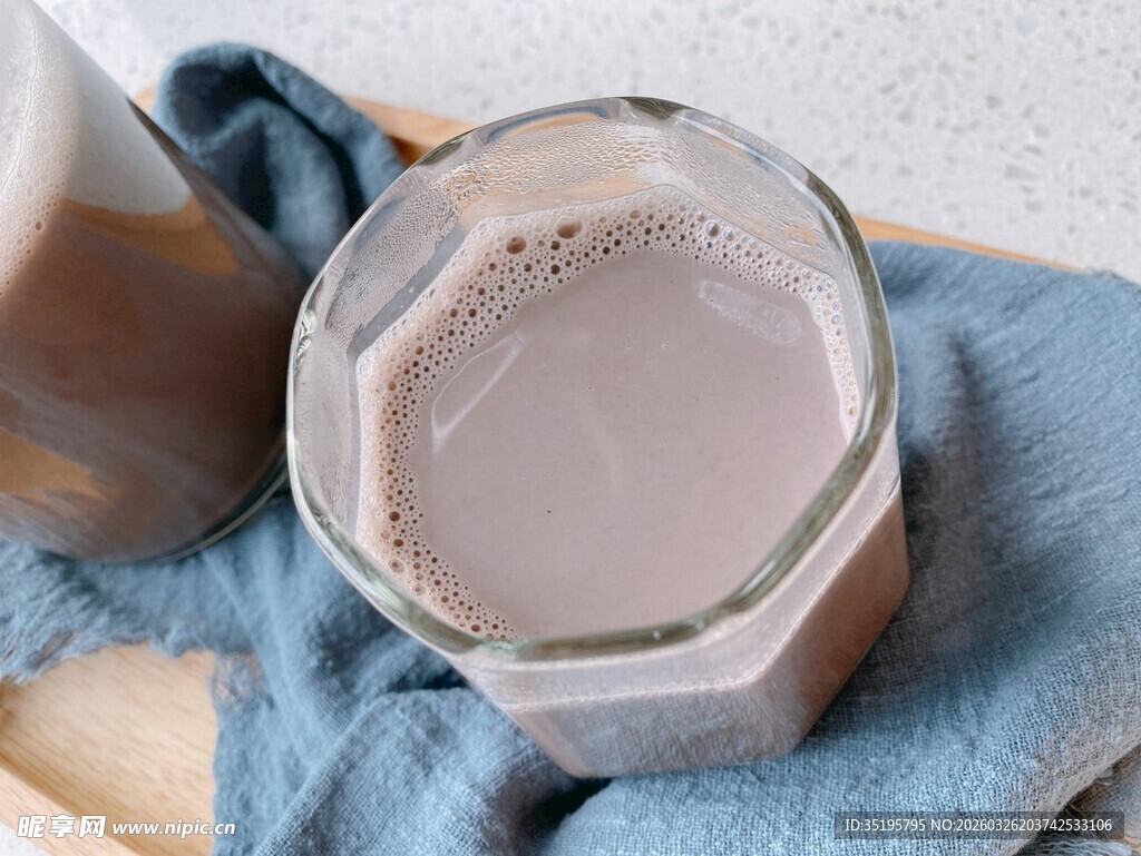 一杯自制的美味巧克力奶