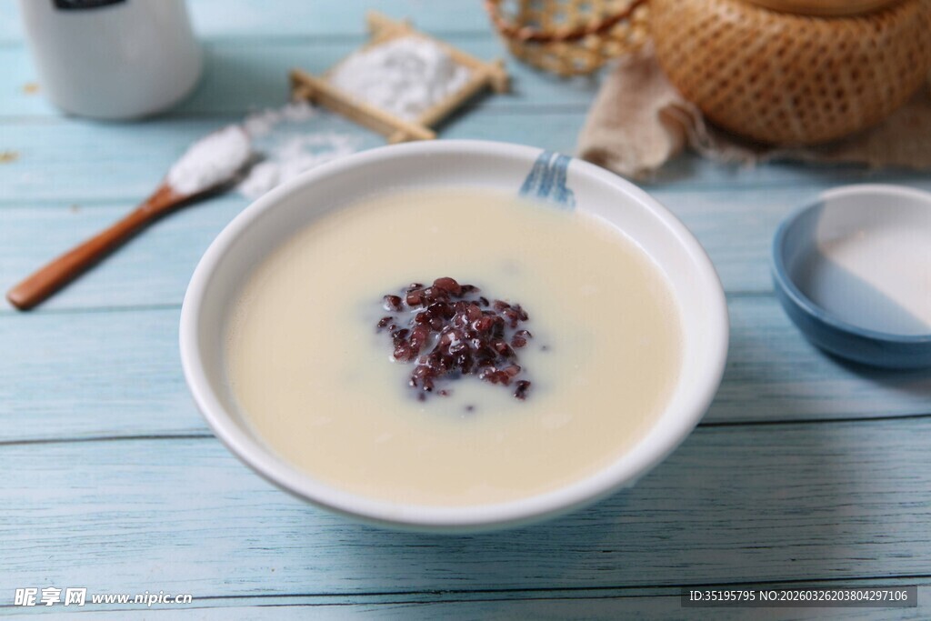 一碗美味的牛奶紫米粥