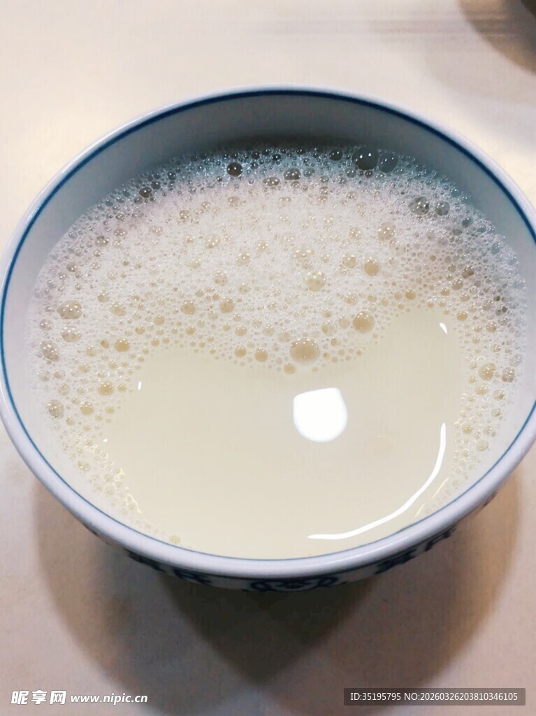 一碗泡沫丰富的白色饮品