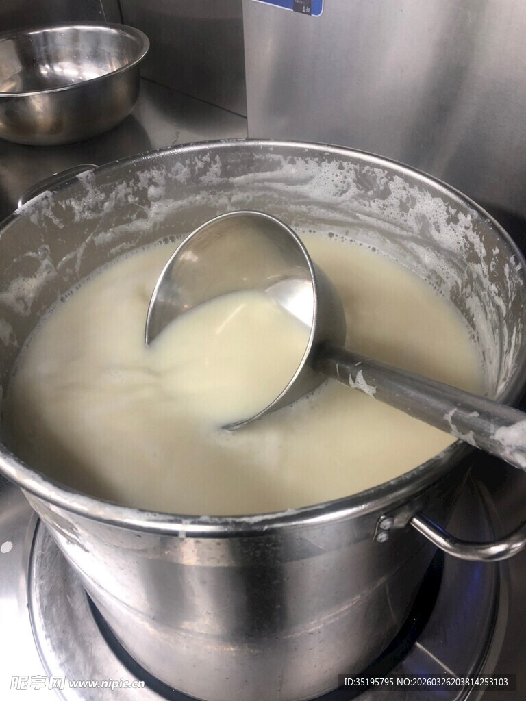 锅中煮制的白色糊状食物