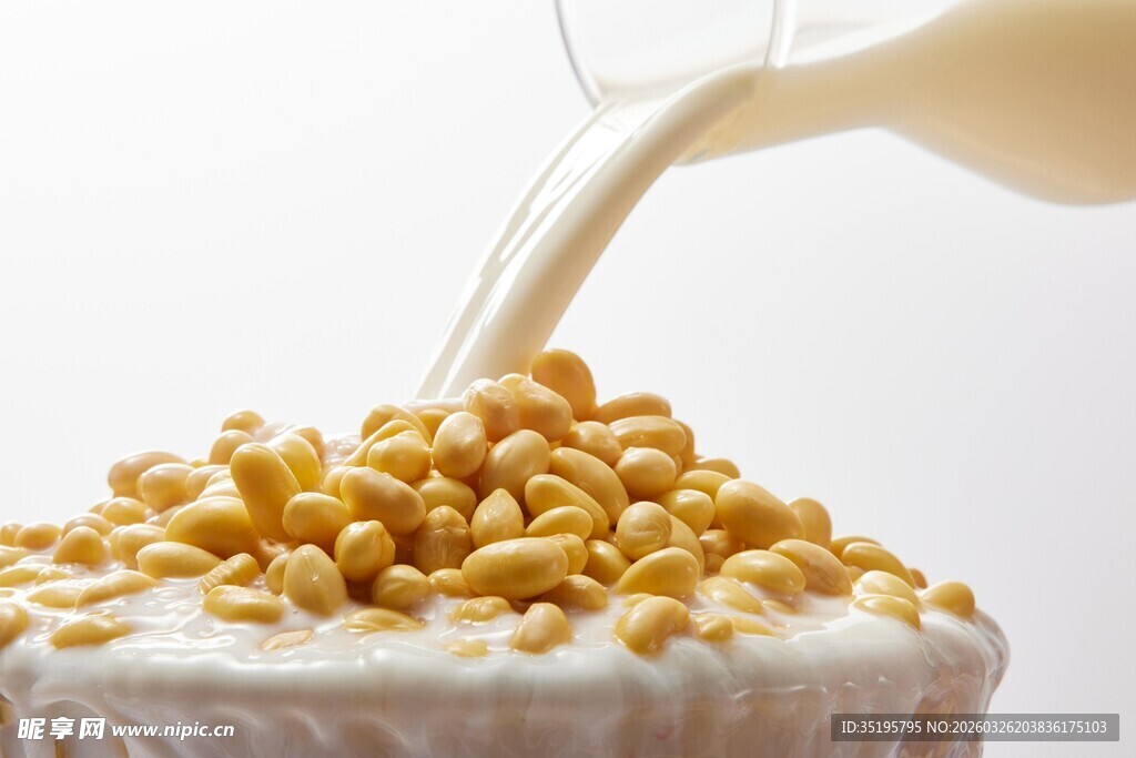 牛奶浇淋于谷物上的瞬间
