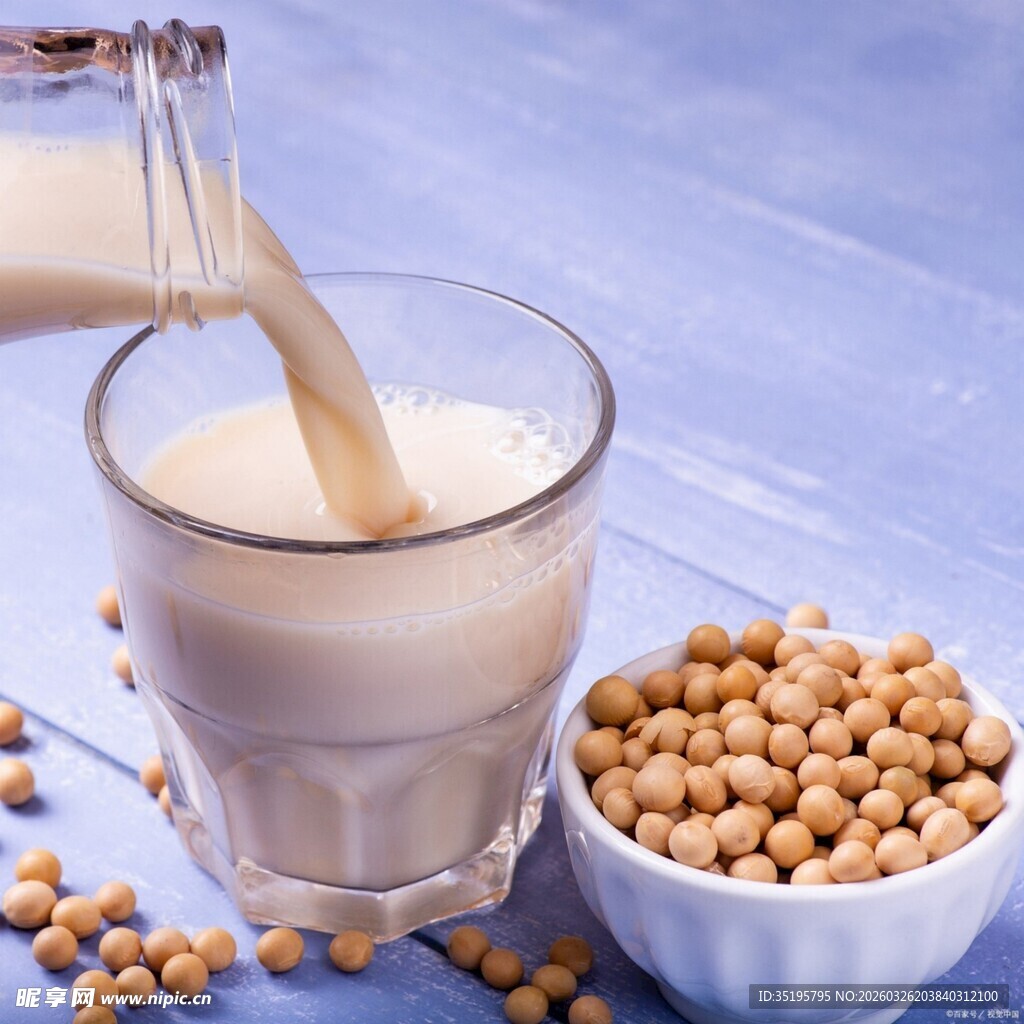 豆浆制作豆浆正倒入玻璃杯