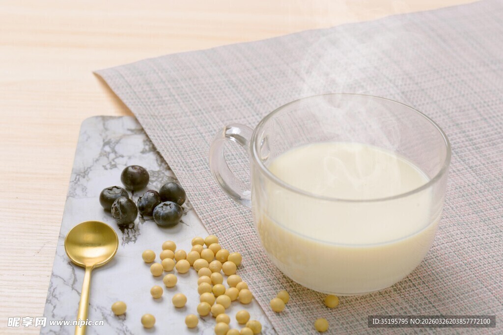 一杯热气腾腾的现磨豆浆