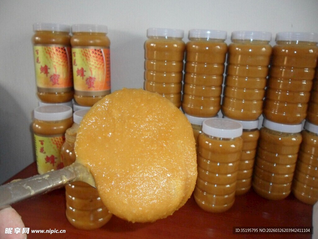 面包配罐装花生酱展示