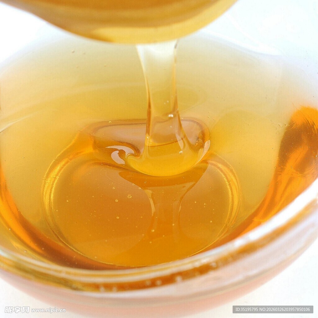 蜂蜜倒入碗中特写