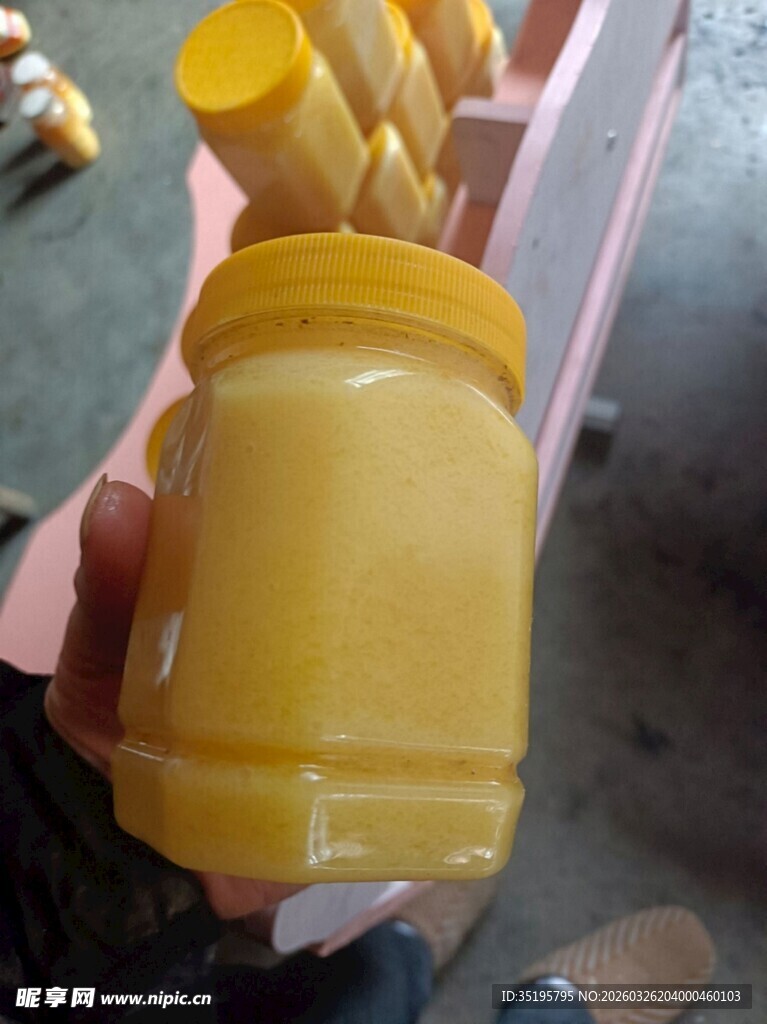 黄色桶装物品特写