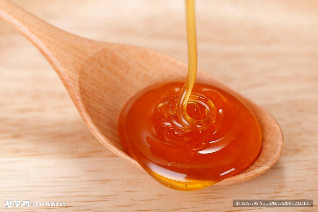 木勺上流淌的香甜蜂蜜