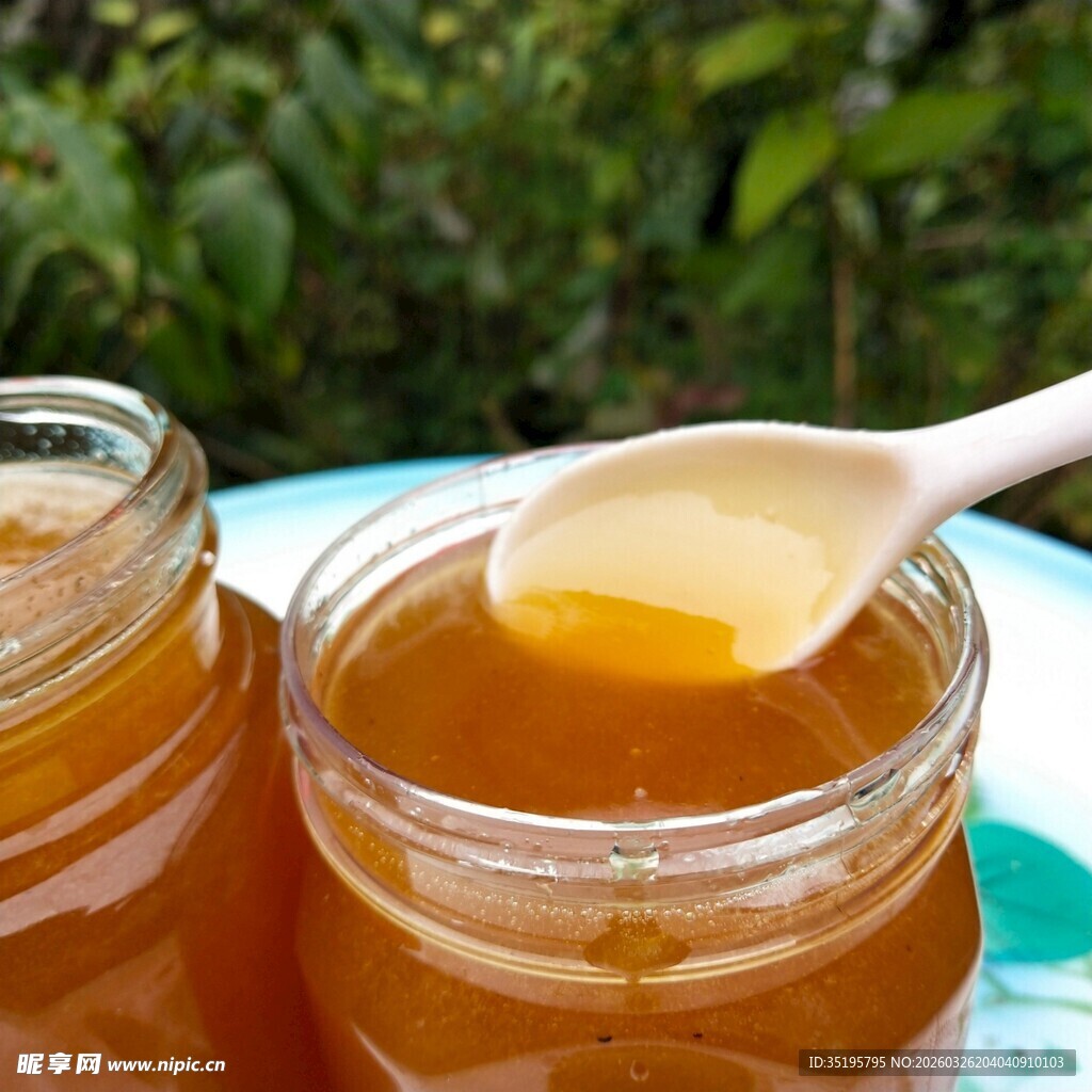 玻璃罐中的美味蜂蜜