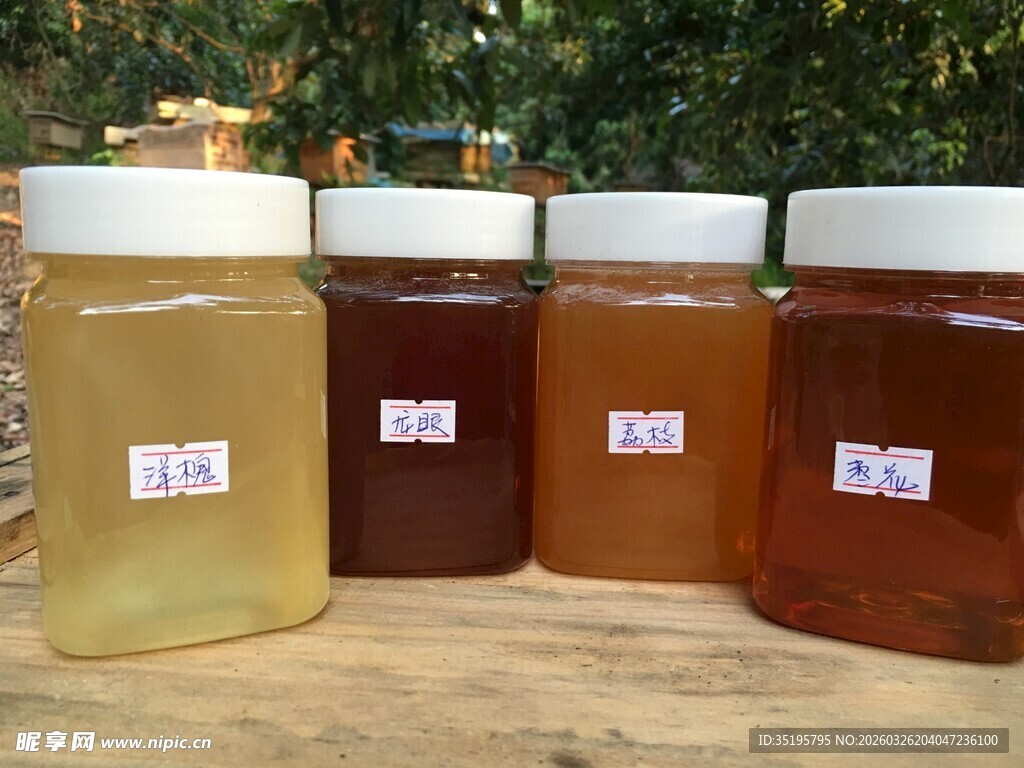 多样蜂蜜摆放在木桌上